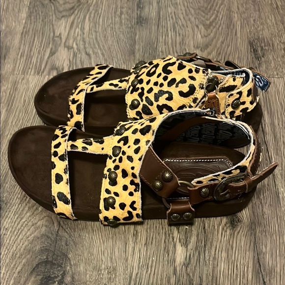 Dingo women’s Sage Brush Leopard Print Sandals with Brown Accents size 7 - Picture 2 of 12